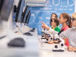 Дигитални STEM центрове: Изграждане и управление на иновативни образователни пространства